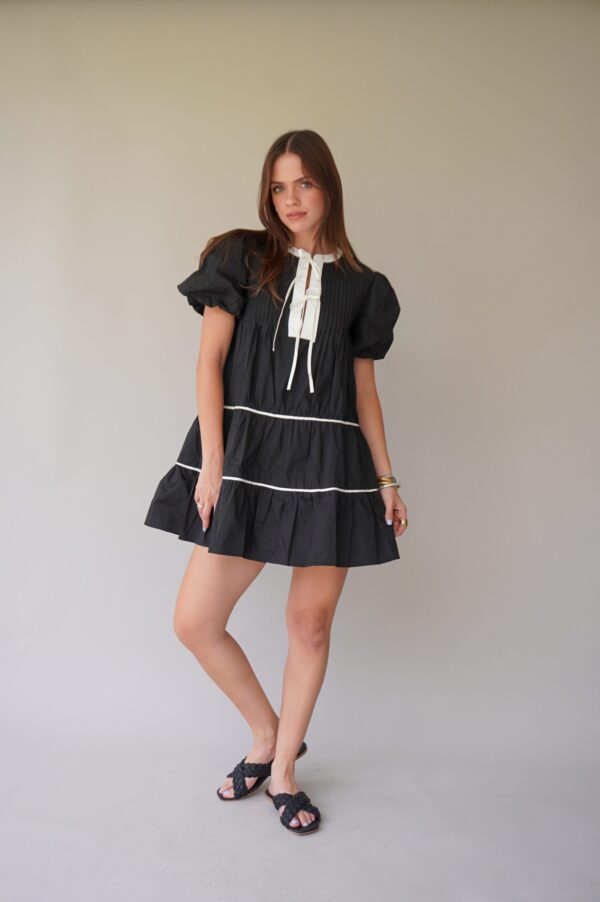 vestido negro moños al frente